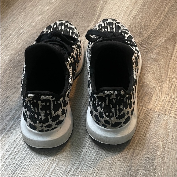 adidas Swift Run 1.0 shoes - Picture 3 of 5